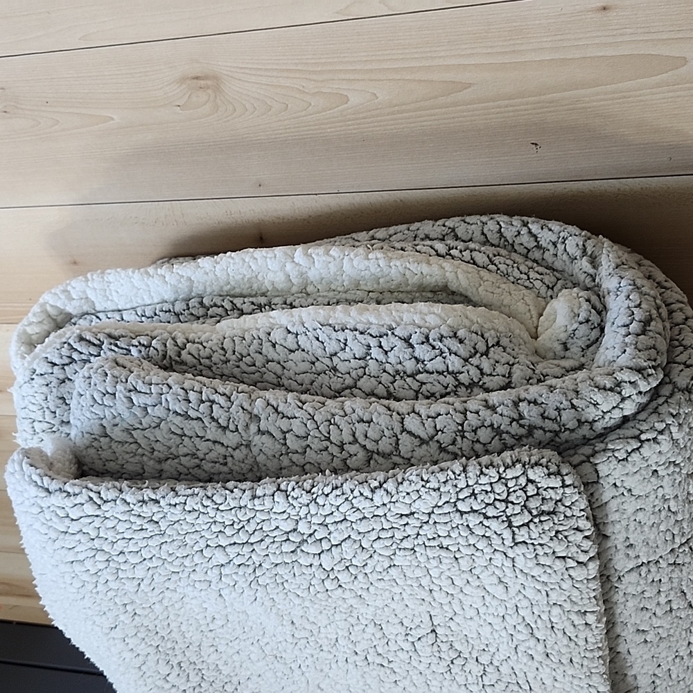 Ugg blanket/ comforter 2 pillows total qty 3